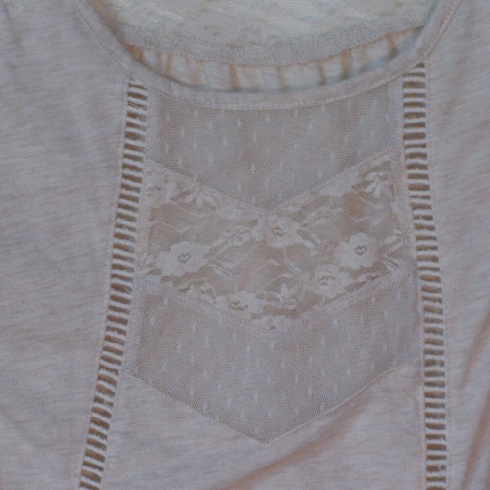 * Maurices Beige Oatmeal Top Large Lace Half Sleeve Open Trim Very Good - Picture 3 of 5